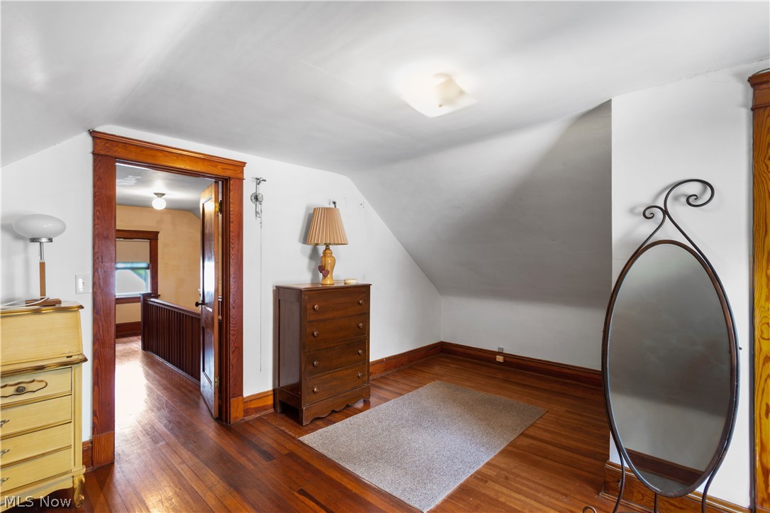 2512 Lee Road Cleveland, OH 44118 - Photo 32 of 35 3rd floor bed