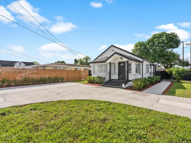 a view of front of house with a yard