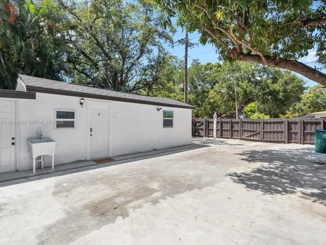 a view of a backyard