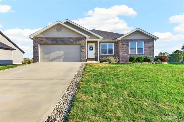 $459,900 | 636 Eisenhower Boulevard, Troy, IL 62294