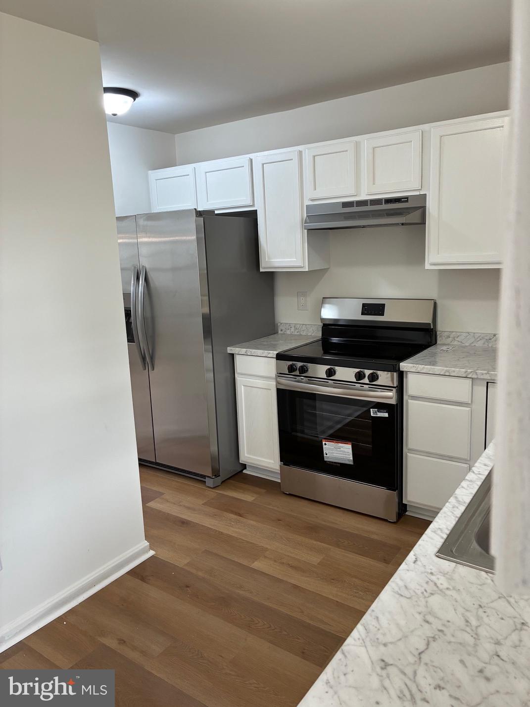 331 North Teal Road Martinsburg, WV 25405 - Photo 5 of 35 a kitchen with granite countertop a stove and a refrigerator