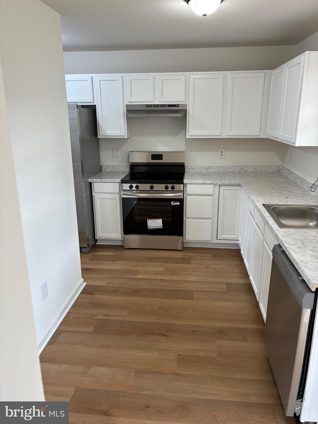 331 North Teal Road Martinsburg, WV 25405 - Photo 6 of 35 a kitchen with granite countertop a stove and a refrigerator