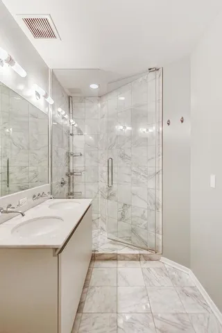 $4,000 | 600 North Fairbanks Court, Unit 1607, Chicago, IL 60611