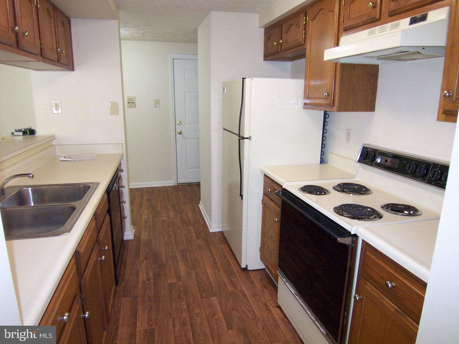 902 Swallow Crest Court, Unit 902 Edgewood, MD 21040 - Photo 6 of 15 Kitchen