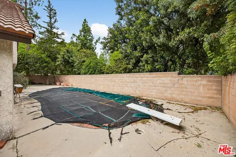 a view of an outdoor space with sitting area