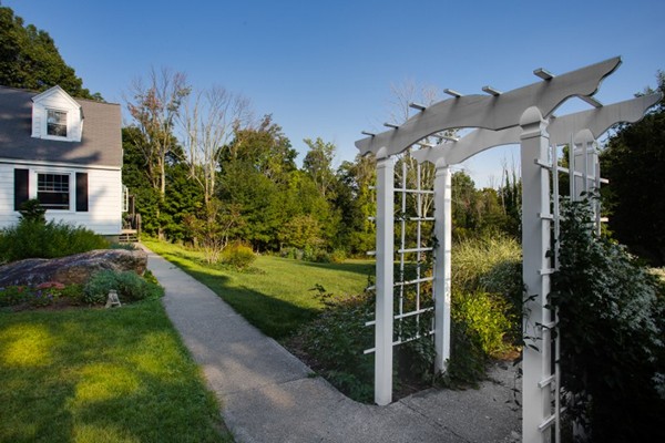 12 Carter Road Worcester, MA 01609 - Photo 4 of 30 Gallery Image 4