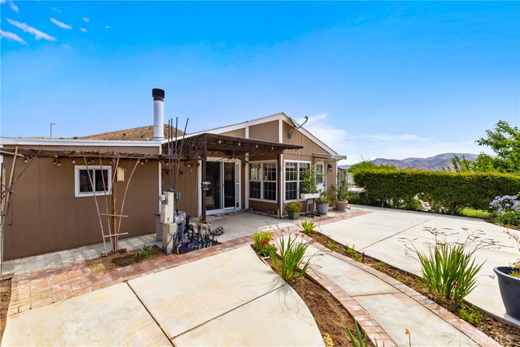 33105 Santiago Road, Unit 149 Acton, CA 93510 - Photo 6 of 28 a front view of a house with garden