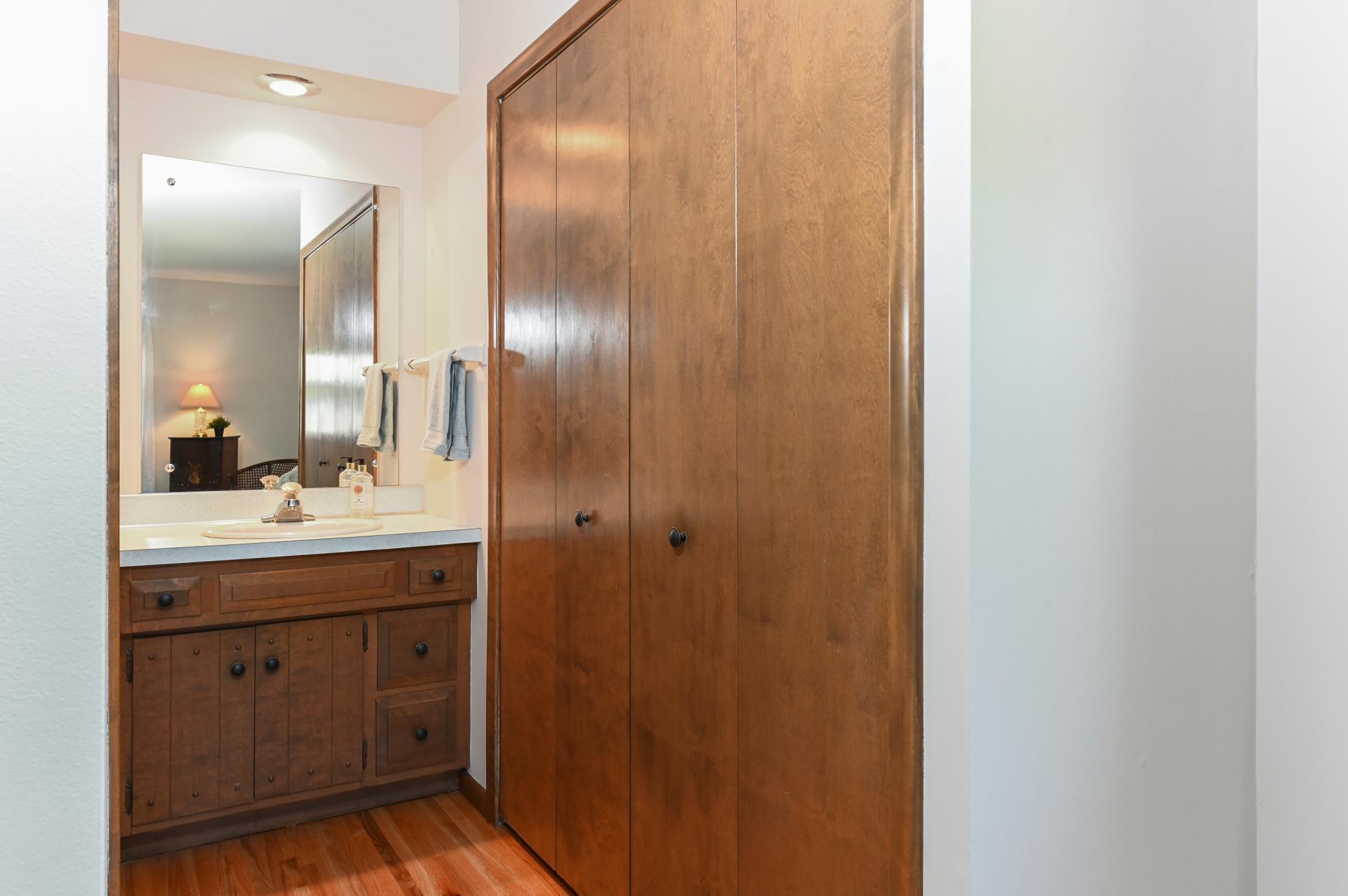 10032 Oxborough Road Bloomington, MN 55437 - Photo 20 of 39 Gallery Image 20