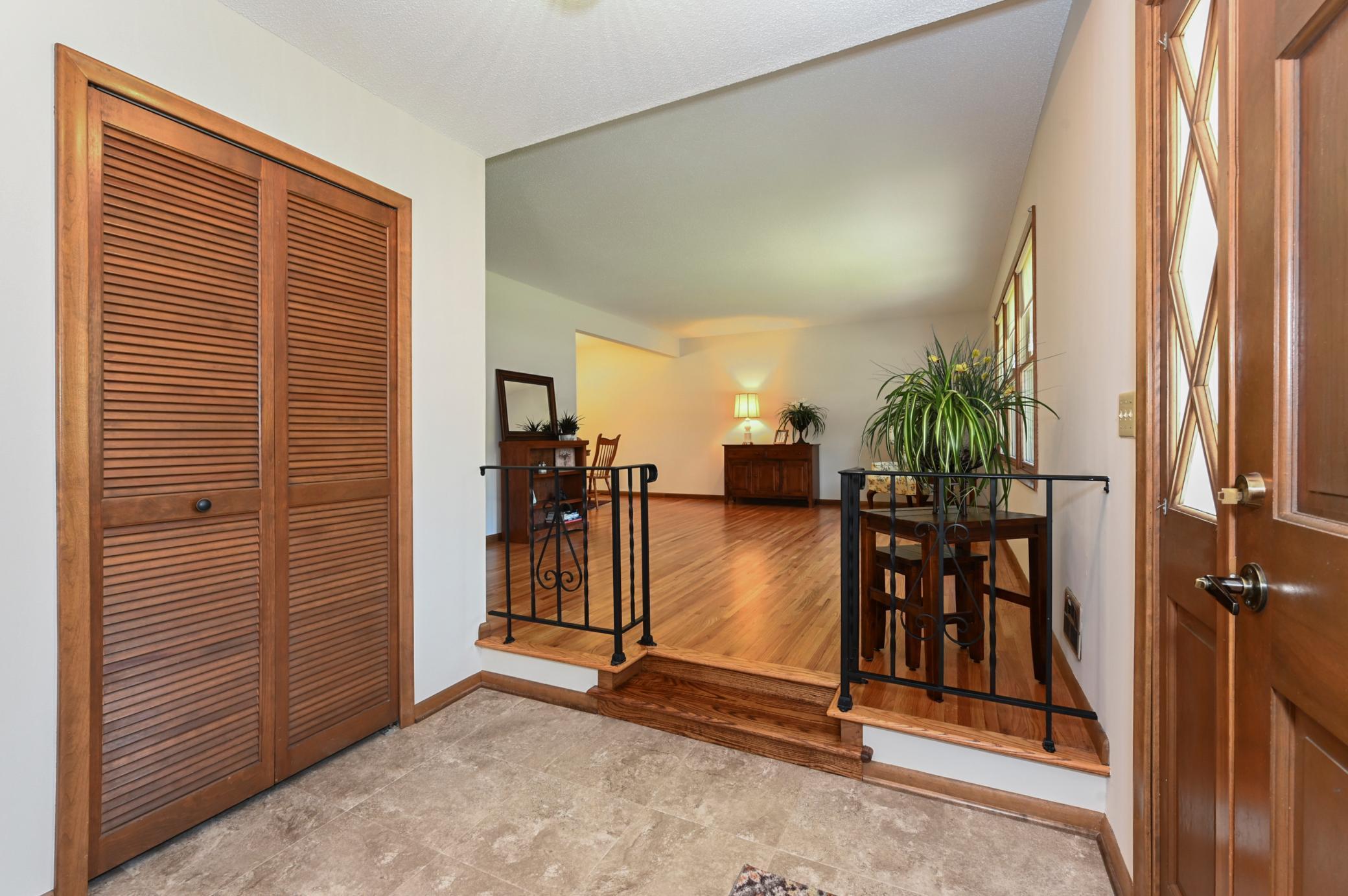 10032 Oxborough Road Bloomington, MN 55437 - Photo 4 of 39 Gallery Image 4