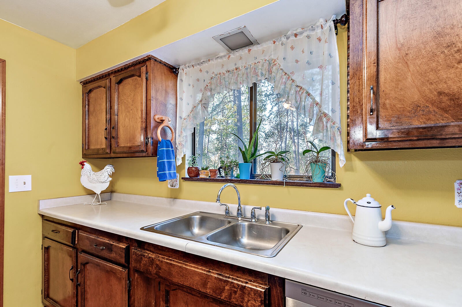836 Summit Loop Grants Pass, OR 97527 - Photo 8 of 33 Kitchen window views!