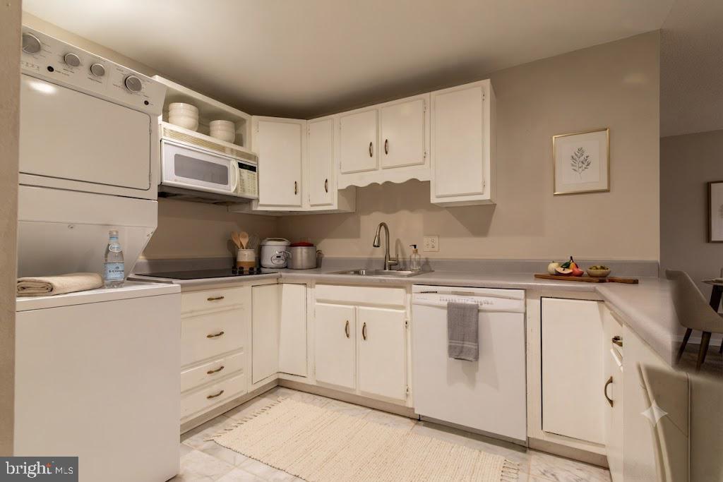 6034 Chesterbrook Road, Unit B McLean, VA 22101 - Photo 26 of 34 Charming kitchen with modern finishes.