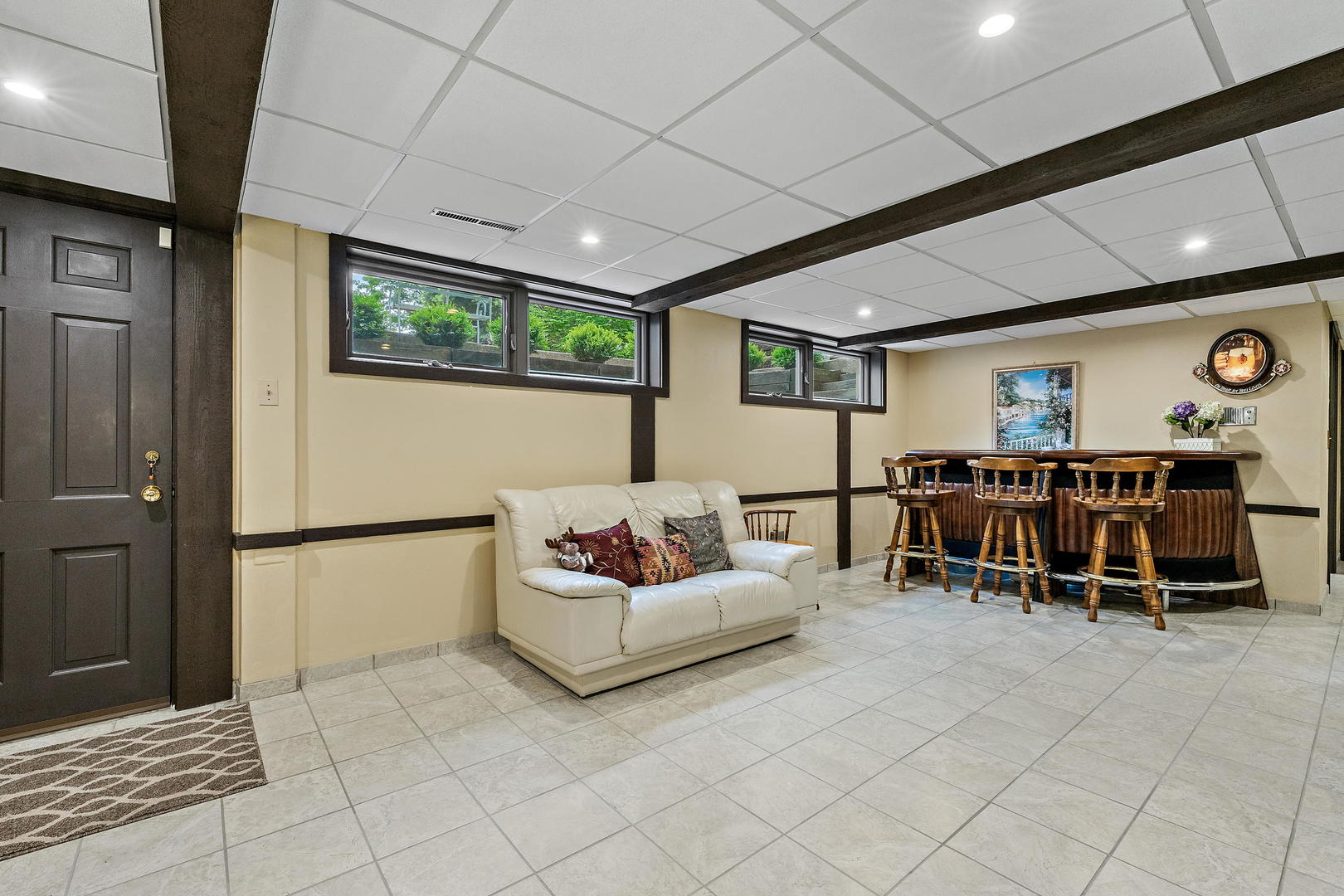 9 Hampton Drive Oak Brook, IL 60523 - Photo 19 of 27 a living room with furniture gym equipment and a table