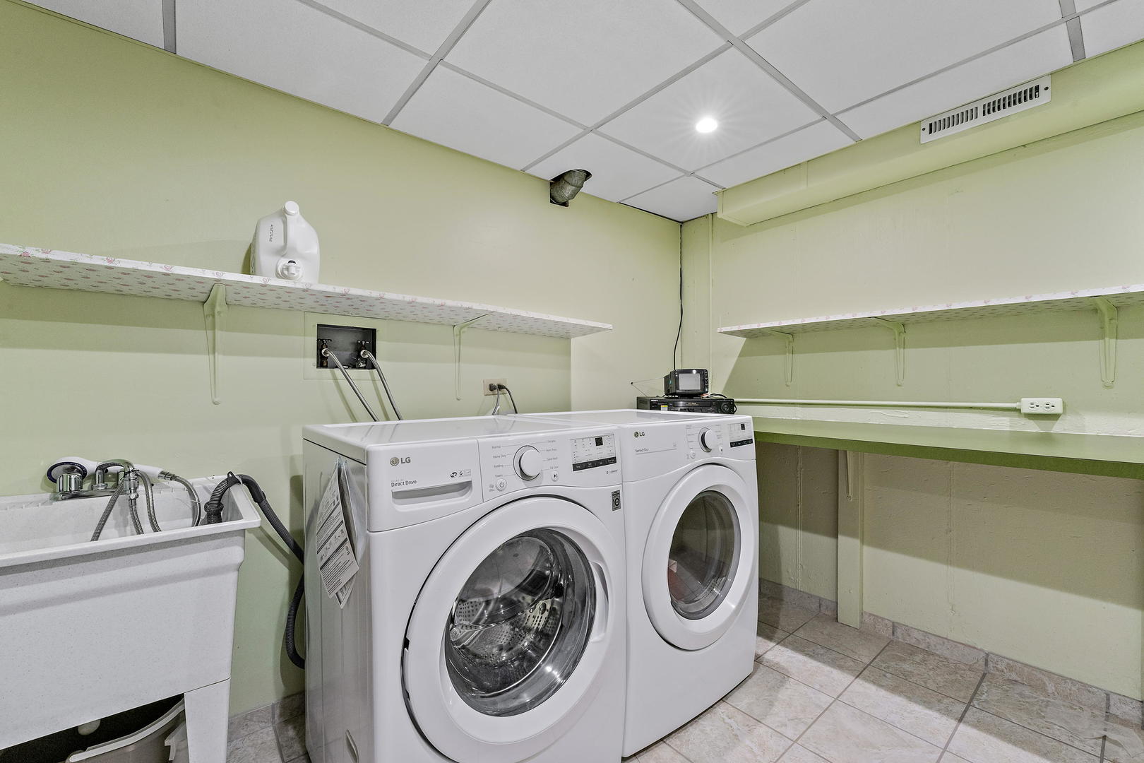 9 Hampton Drive Oak Brook, IL 60523 - Photo 20 of 27 a utility room with dryer and washer