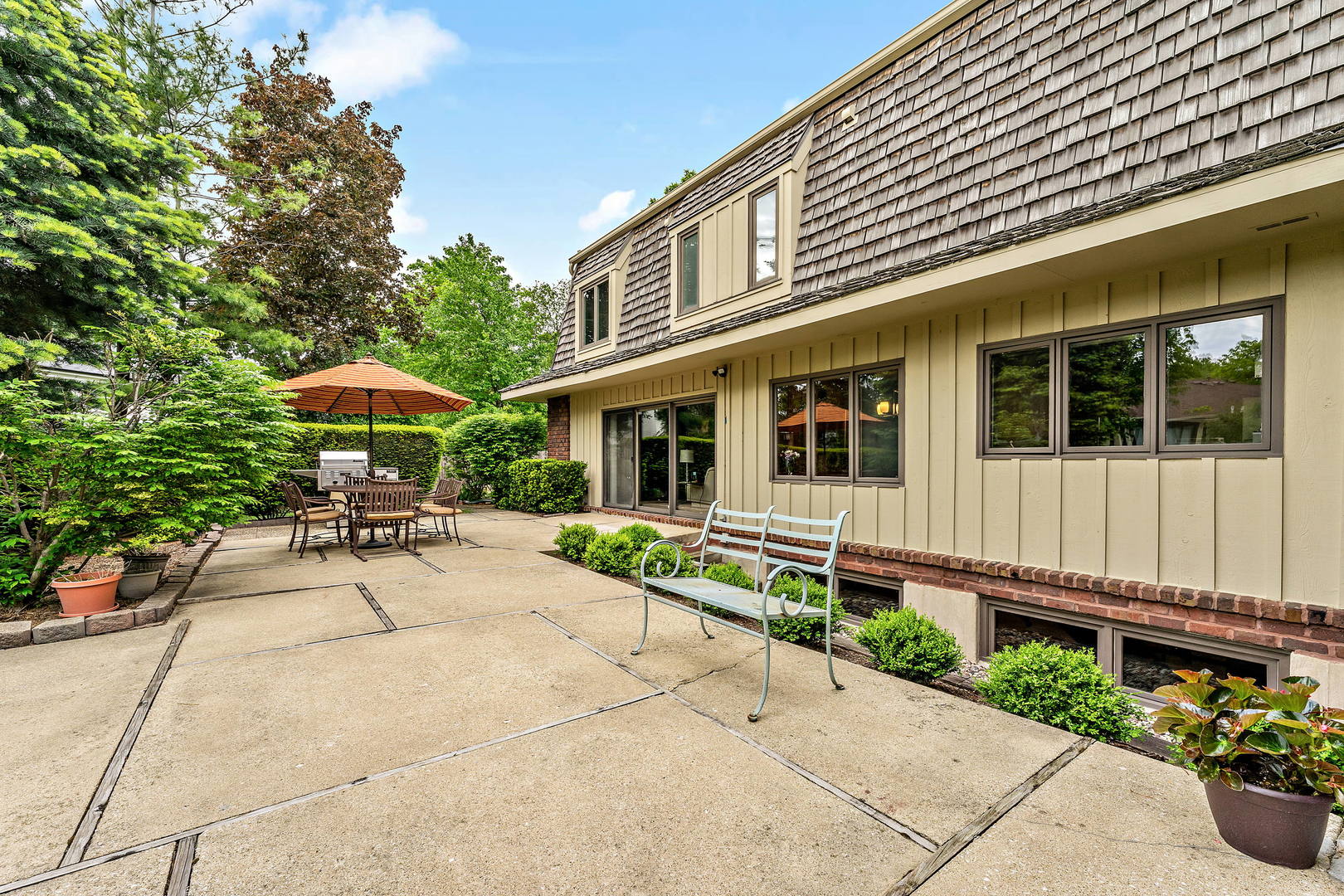 9 Hampton Drive Oak Brook, IL 60523 - Photo 10 of 27 a house view with a seating space