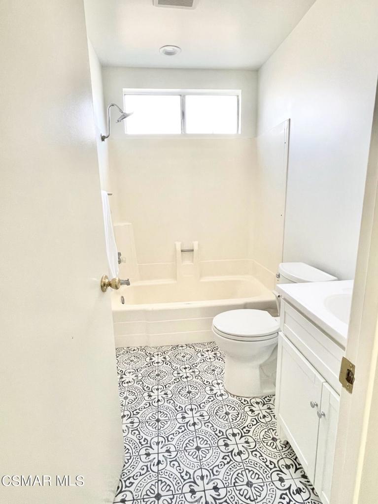 1594 Willowbrook Lane Simi Valley, CA 93065 - Photo 9 of 20 a bathroom with a toilet a sink and a bathtub