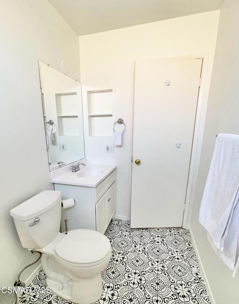 1594 Willowbrook Lane Simi Valley, CA 93065 - Photo 10 of 20 a bathroom with a toilet sink and shower
