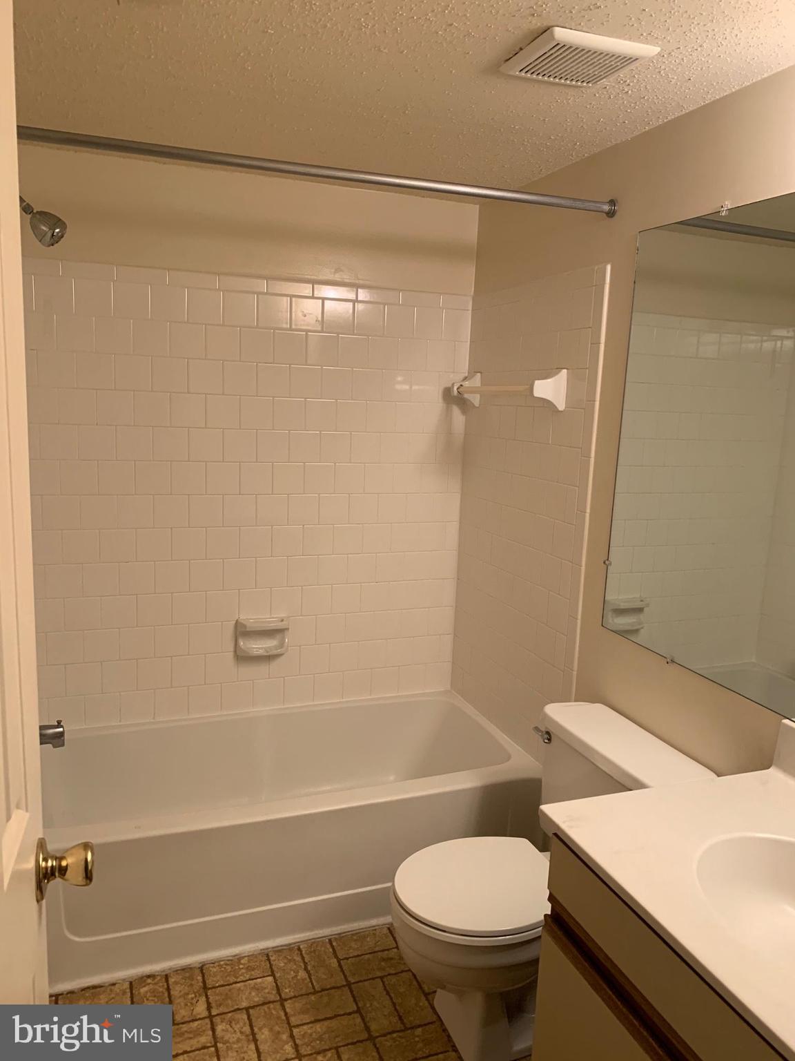 119 Fort Evans Road Southeast, Unit C Leesburg, VA 20175 - Photo 9 of 18 Full bathroom