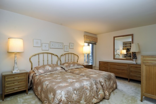 44 Park Lane, Unit 324 Park Ridge, IL 60068 - Photo 12 of 15 a bedroom with a bed and a lamp on dresser