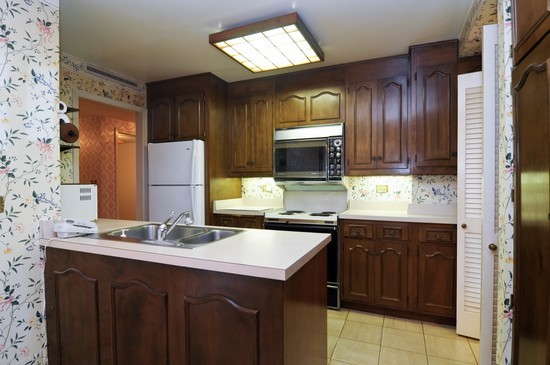 44 Park Lane, Unit 324 Park Ridge, IL 60068 - Photo 5 of 15 a kitchen with a sink stove and microwave
