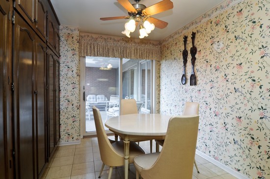 44 Park Lane, Unit 324 Park Ridge, IL 60068 - Photo 6 of 15 a dining room with furniture and window