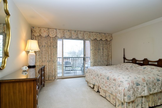 44 Park Lane, Unit 324 Park Ridge, IL 60068 - Photo 9 of 15 a bed sitting in a spacious bedroom next to a window