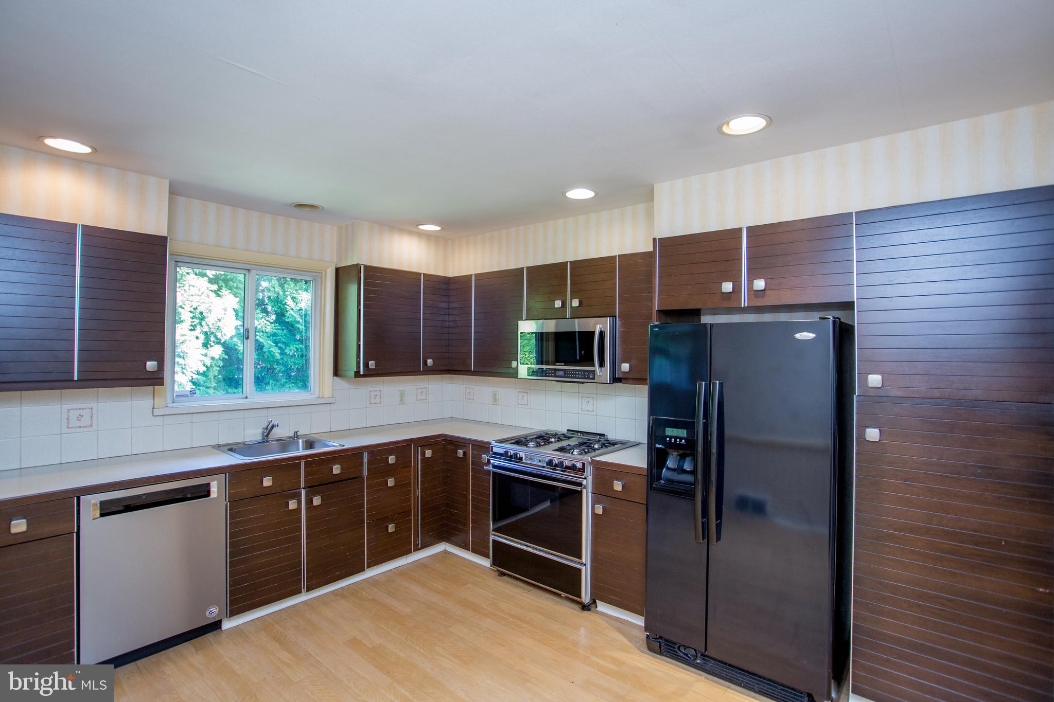 9229 Pine Road Philadelphia, PA 19115 - Photo 13 of 33