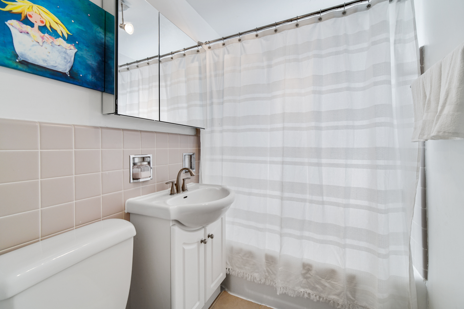 92 Williamsburg Road Evanston, IL 60203 - Photo 14 of 14 a bathroom with a sink a toilet and shower