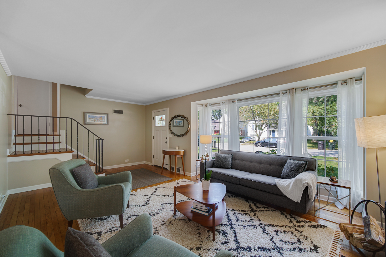 92 Williamsburg Road Evanston, IL 60203 - Photo 3 of 14 a living room with furniture and a window