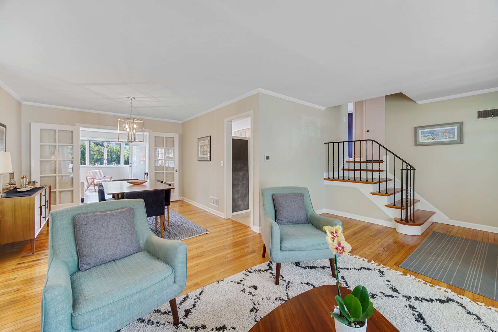 92 Williamsburg Road Evanston, IL 60203 - Photo 4 of 14 a living room with furniture wooden floor and a table