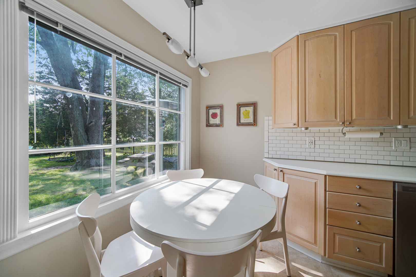 92 Williamsburg Road Evanston, IL 60203 - Photo 10 of 14 a kitchen with a table and chairs