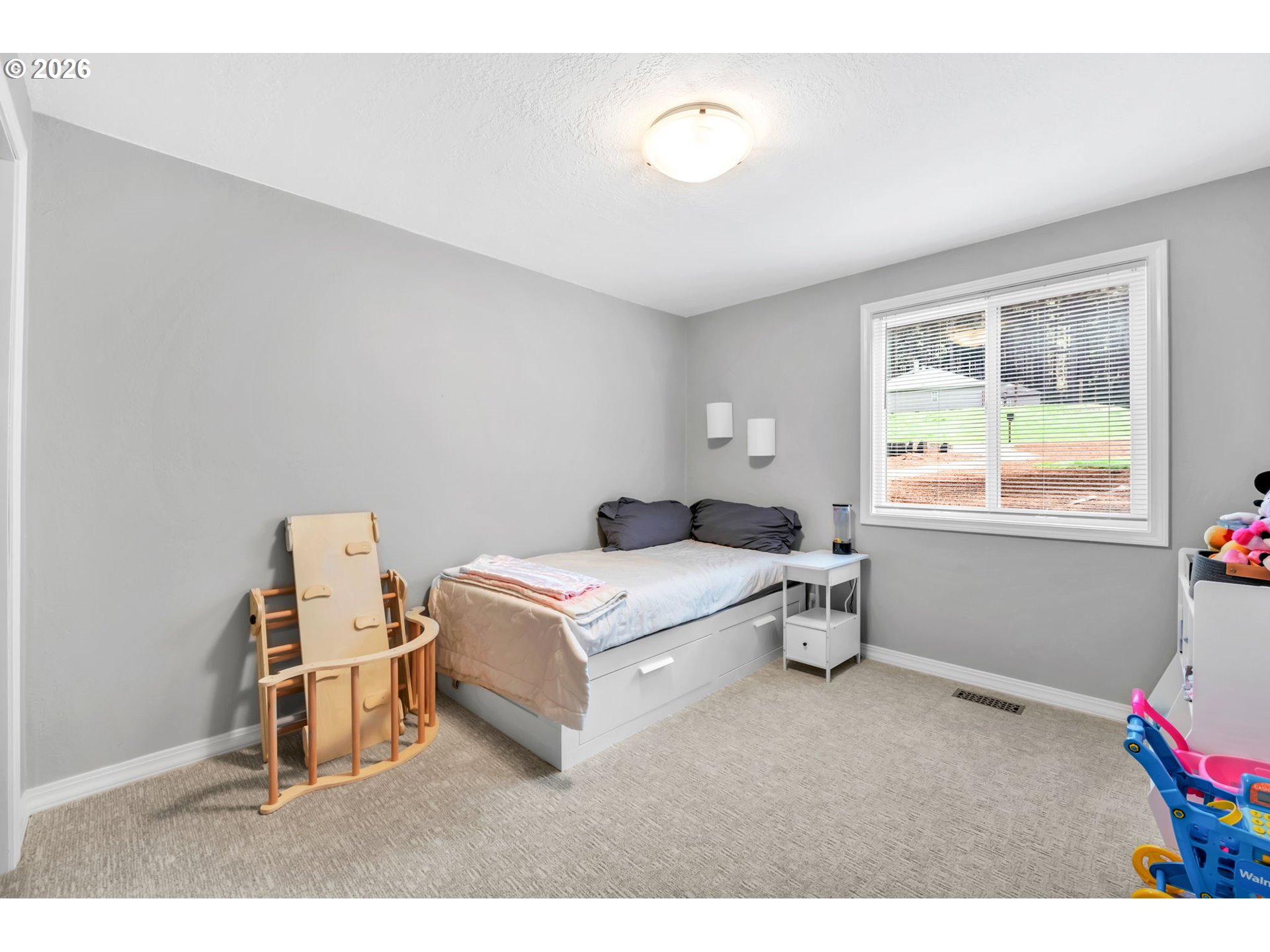 88020 Keola Court Springfield, OR 97478 - Photo 23 of 48 a bedroom with a bed and window