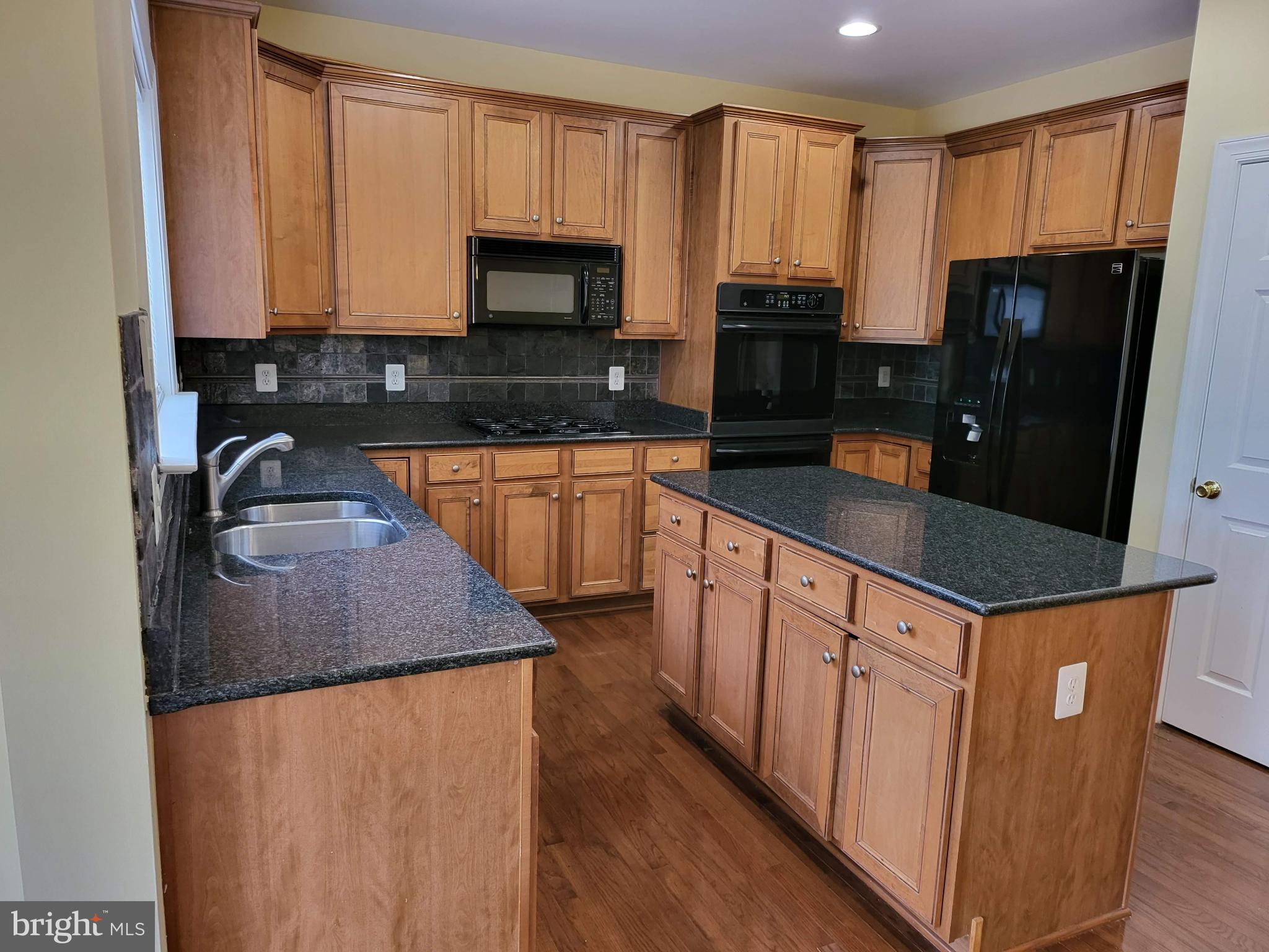 6161 Popes Creek Place Haymarket, VA 20169 - Photo 4 of 23 a kitchen with stainless steel appliances granite countertop a refrigerator a stove top oven a sink and dishwasher