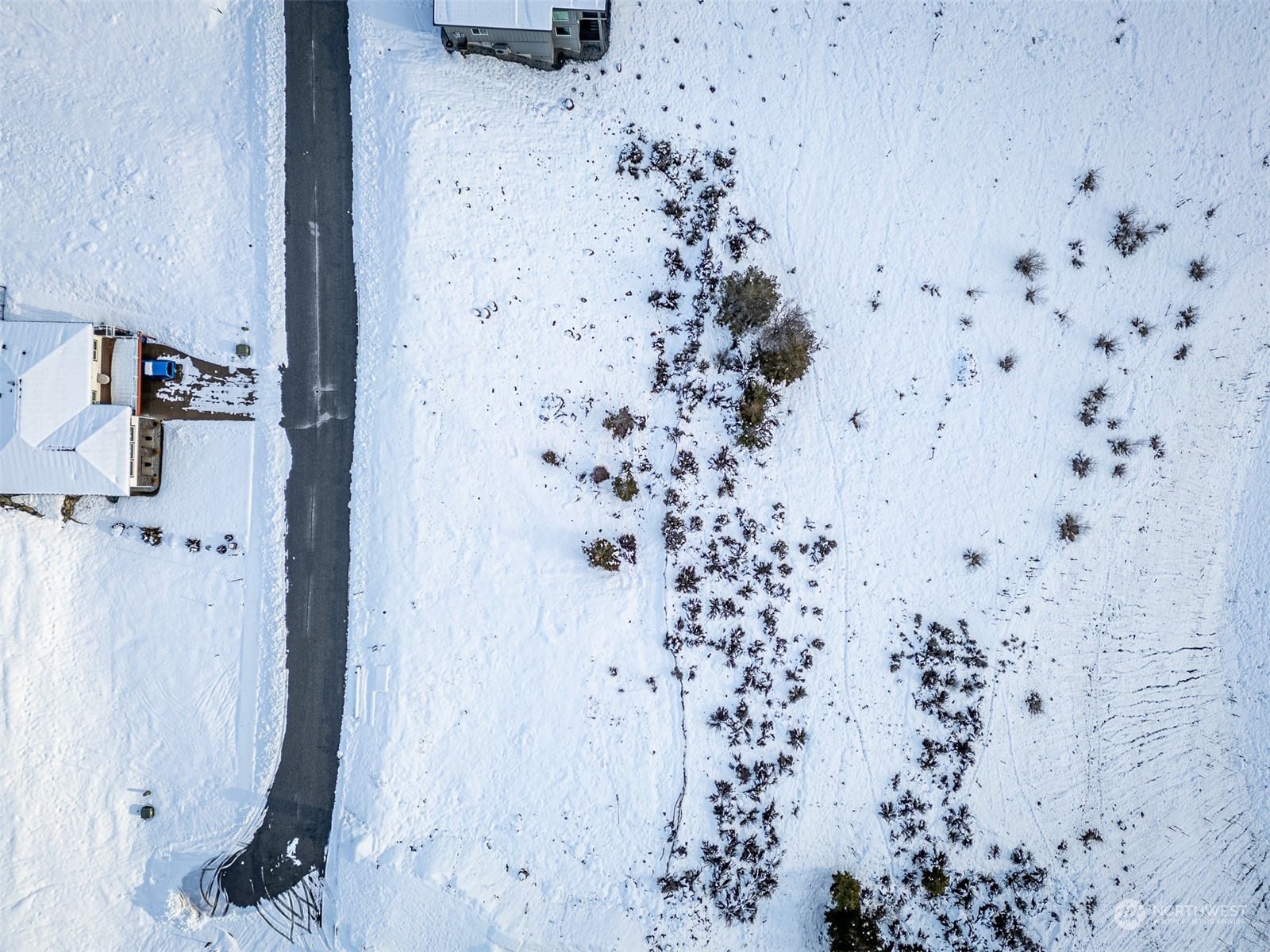 124 Hillcrest Place Chelan, WA 98816 - Photo 12 of 22 a bathroom with a shower curtain