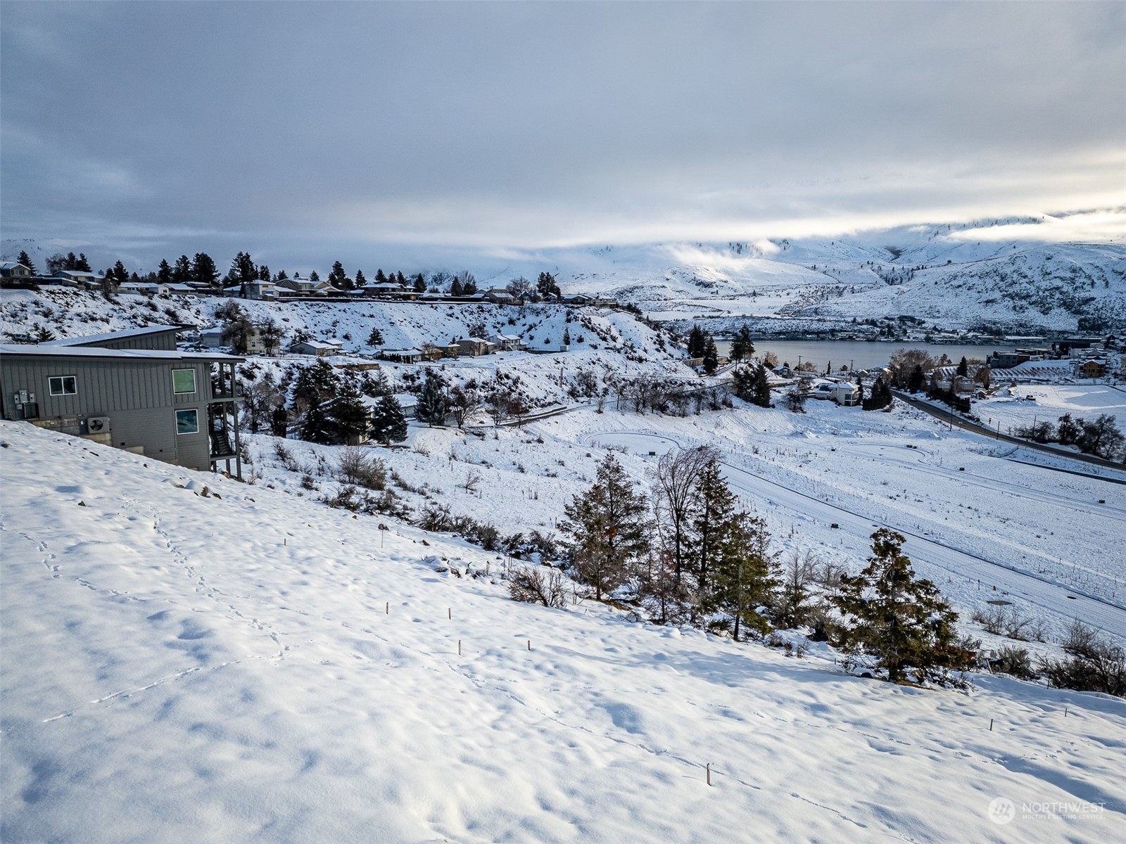 124 Hillcrest Place Chelan, WA 98816 - Photo 20 of 22 a view of a dry yard with wooden fence