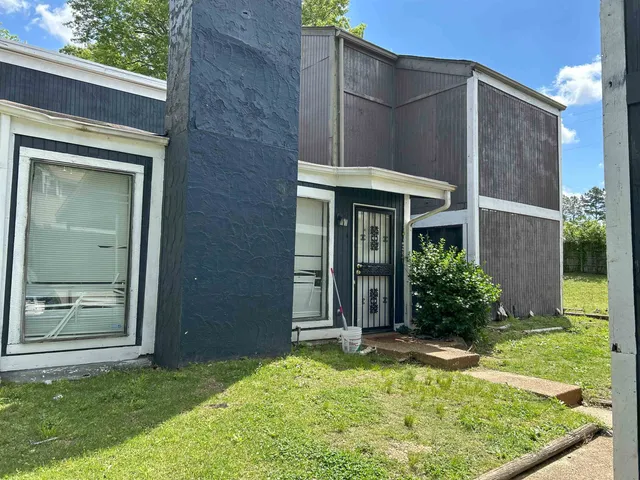 a view of a house with backyard and porch