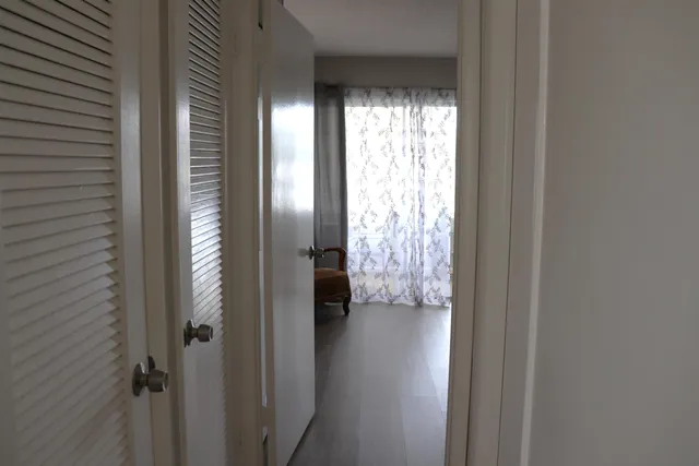 a view of entryway with window