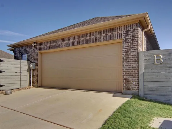 $2,800 | 721 10th Street, Argyle, TX 76226