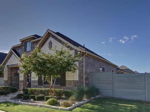 $2,800 | 721 10th Street, Argyle, TX 76226