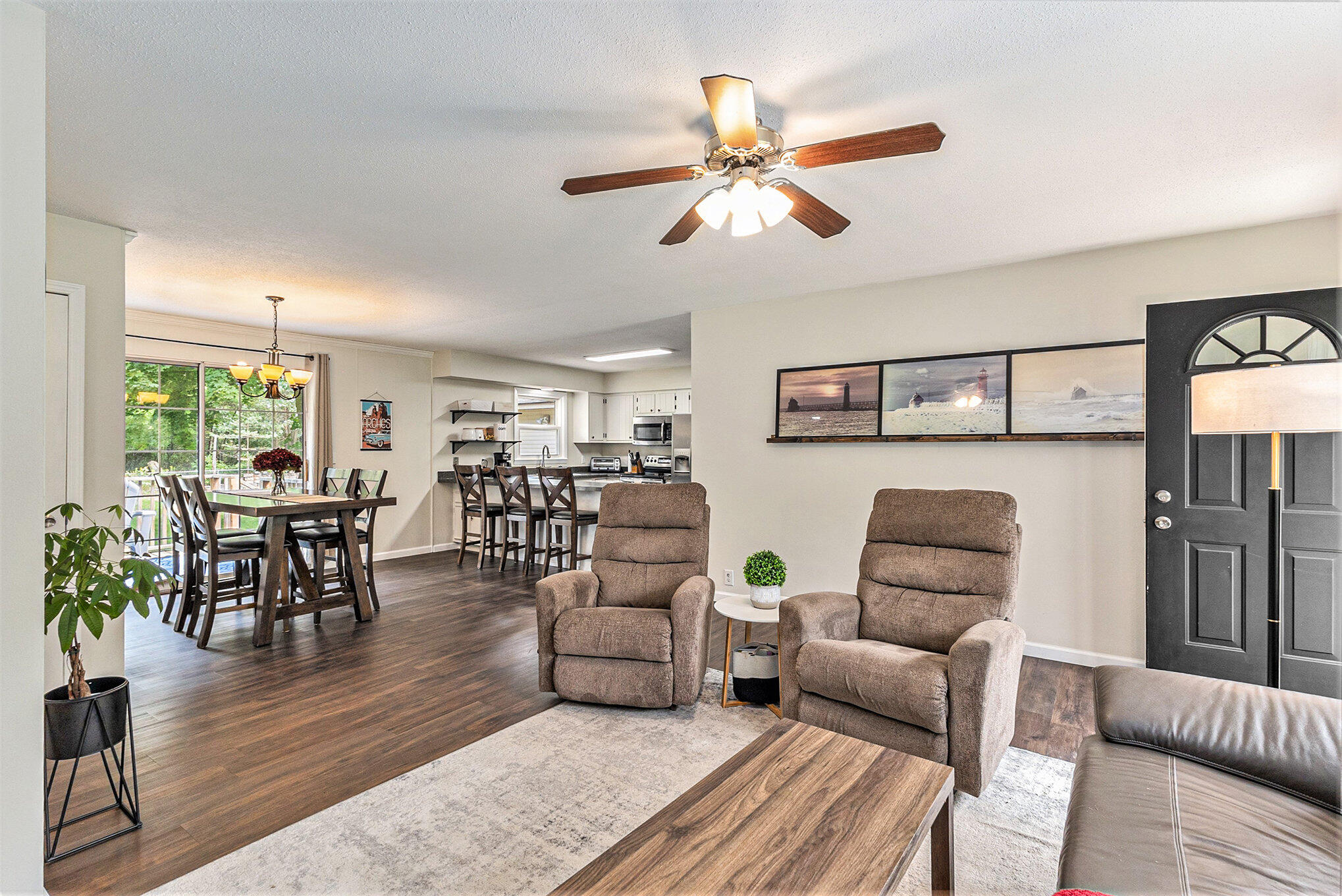 2134 South Maple Island Road Muskegon, MI 49442 - Photo 3 of 26 Living Room