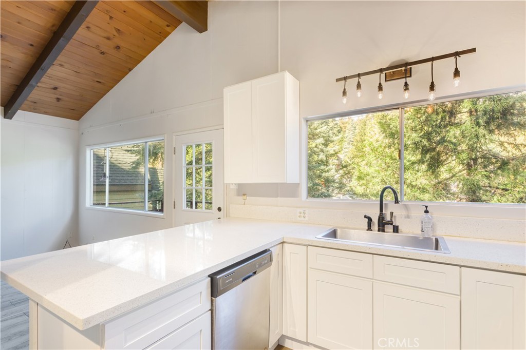 887 Arrowhead Villa Road Lake Arrowhead, CA 92352 - Photo 9 of 26