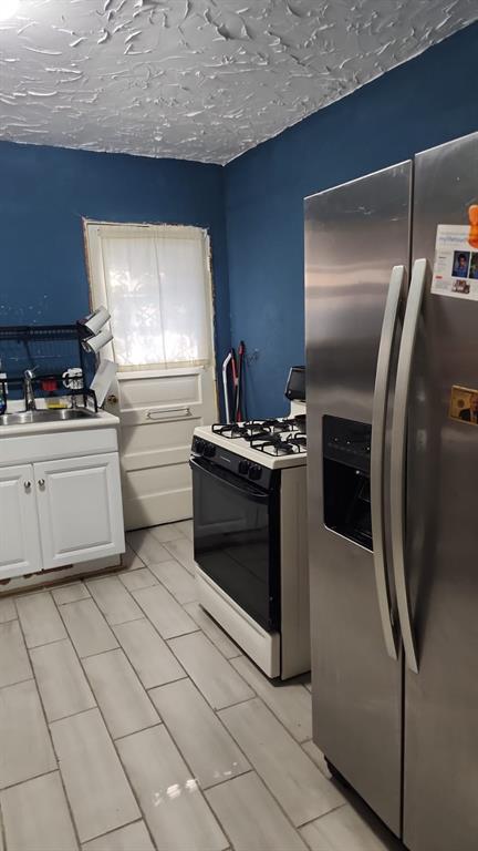 5612 Wainwright Drive Fort Worth, TX 76112 - Photo 14 of 17 a kitchen with a stove refrigerator and sink
