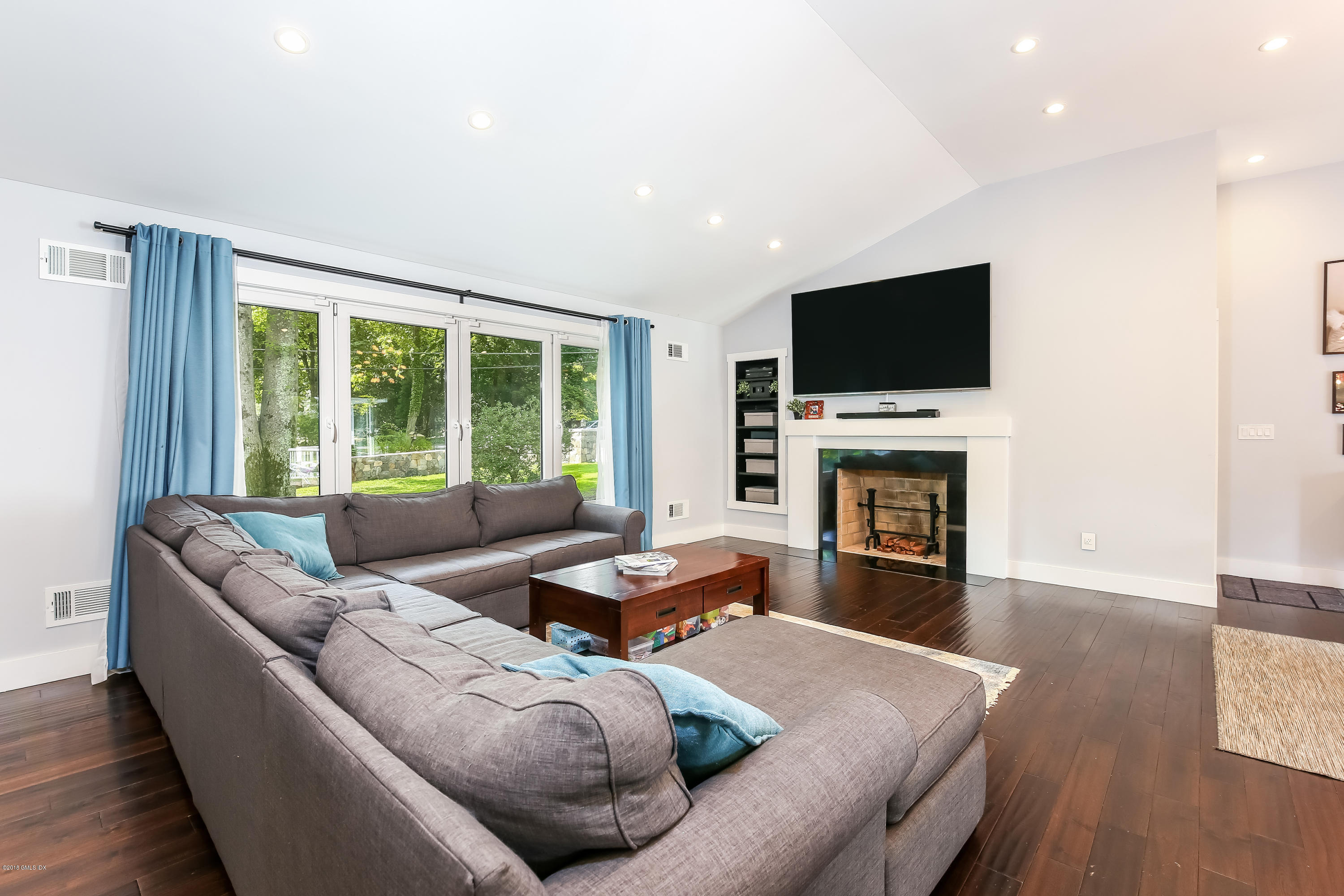 7 Hettiefred Road Greenwich, CT 06831 - Photo 5 of 35 Main living area
