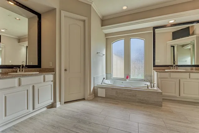 a view of backyard of the house