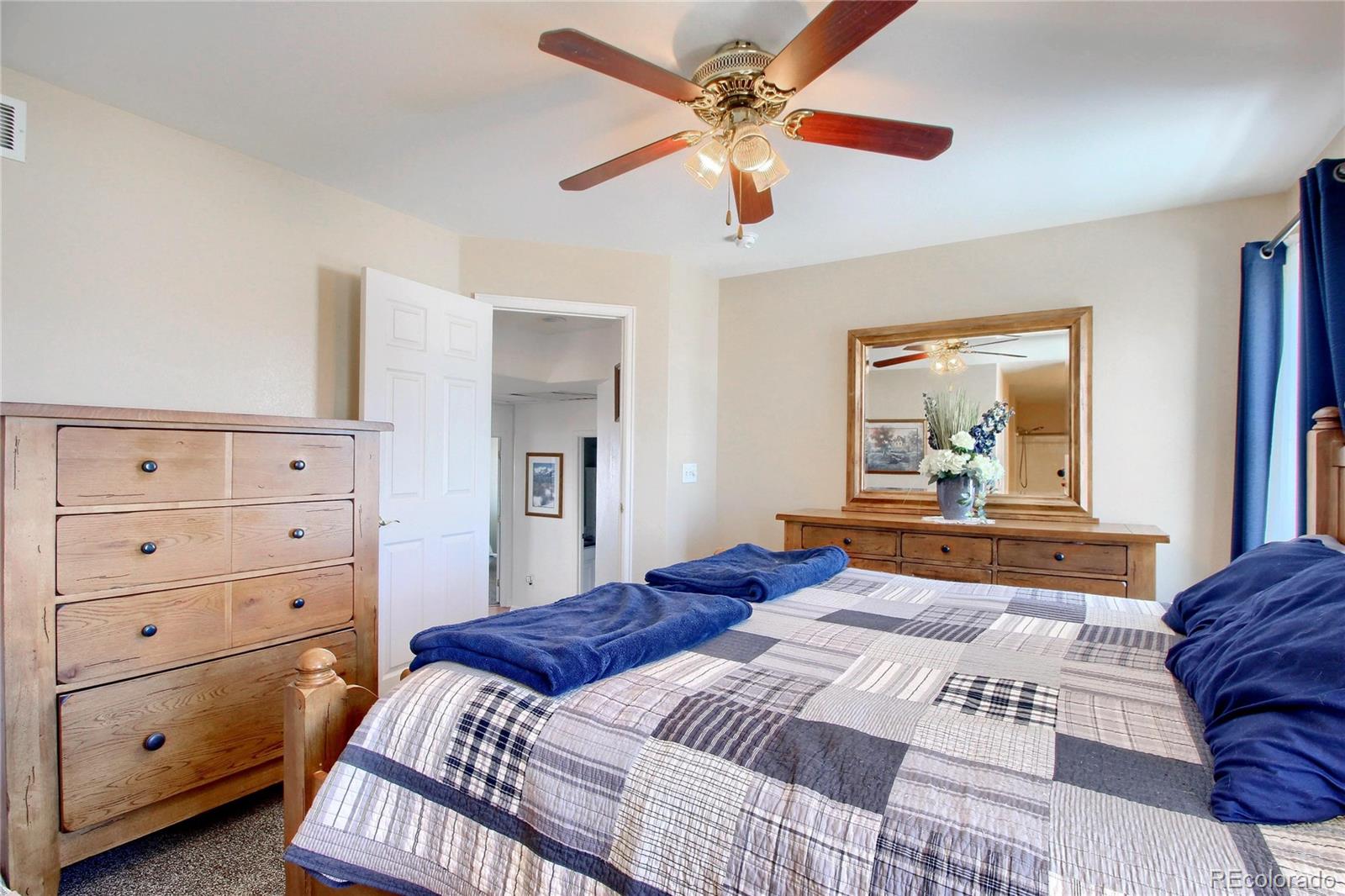 9995 Strathfield Lane Highlands Ranch, CO 80126 - Photo 10 of 26 Gallery Image 10