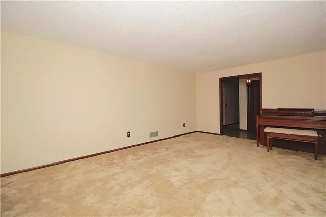 $185,000 | 501 South Pine Street, Colony, KS 66015