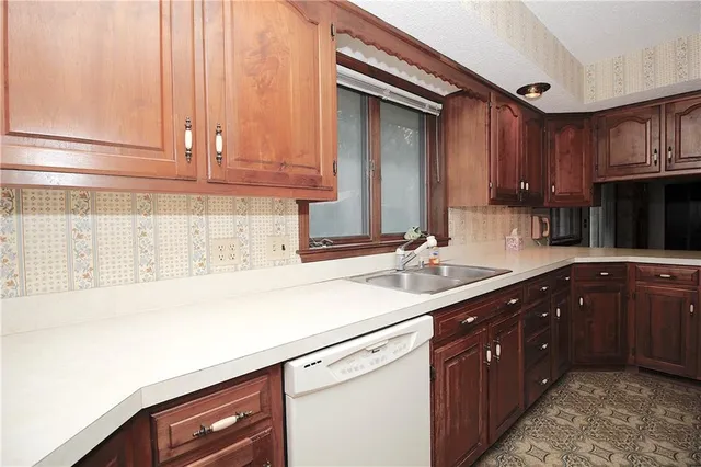 $185,000 | 501 South Pine Street, Colony, KS 66015