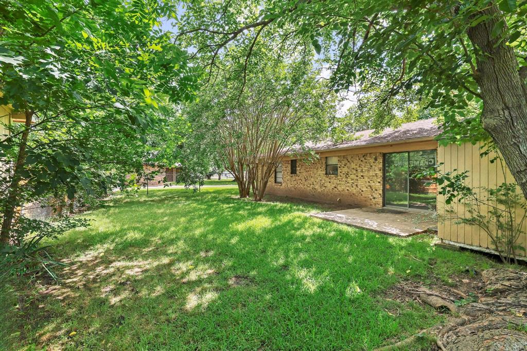 606 Hunter Street Bonham, TX 75418 - Photo 13 of 15 front view of a house with a yard