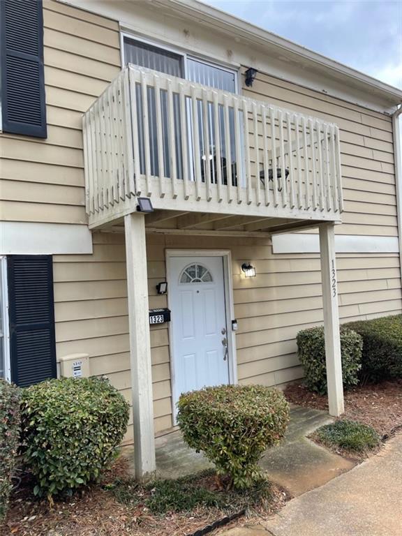 FANTASTIC PRICE ON THIS 2 BED, 1 BATH CONDO -- GREAT LOCATION!