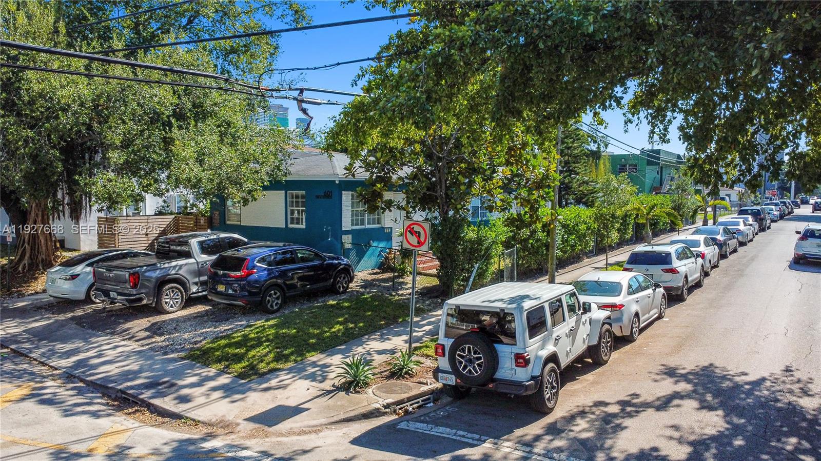 601 Southwest 6th Avenue Miami, FL 33130 - Photo 18 of 20 a couple of cars parked in front of a house
