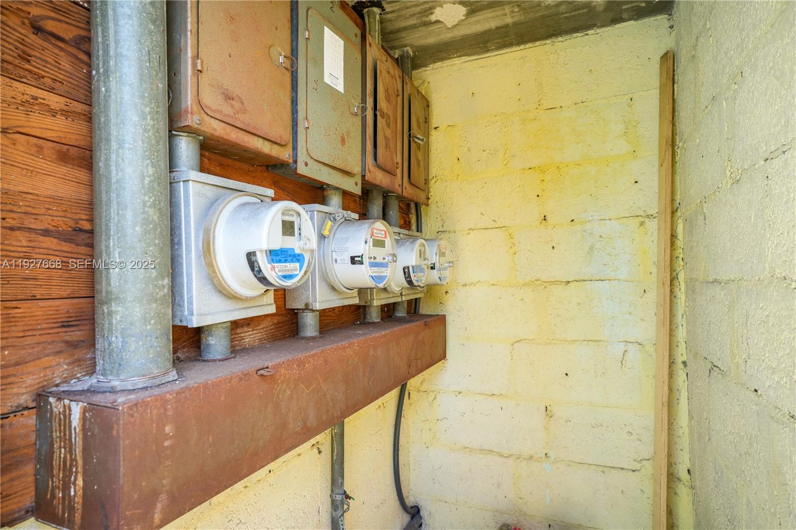 601 Southwest 6th Avenue Miami, FL 33130 - Photo 20 of 20 a bathroom with a mirror and shower